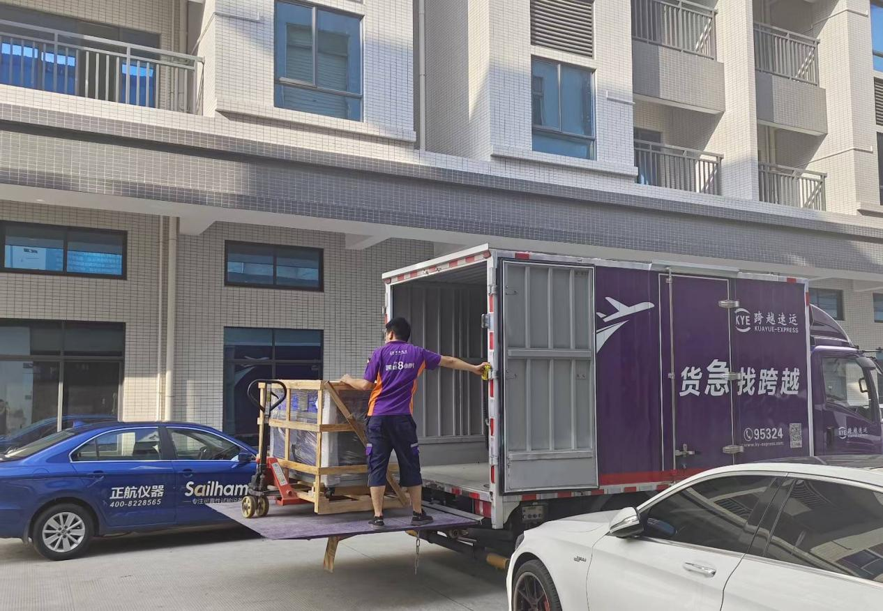 桌上型紫外老化試驗(yàn)箱出貨.png